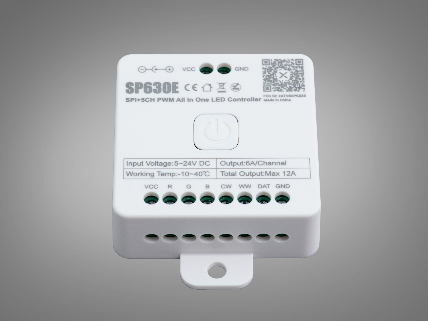 Контролер SP630E з білим корпусом, призначений для роботи з напругою 5-24V. Має зручні роз′єми для підключення.