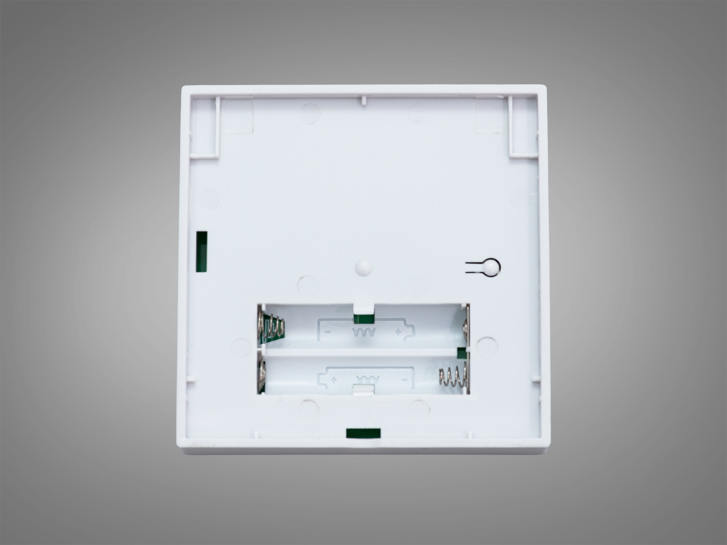 Задня частина сенсорного пульта з відсіком для батарейок. Призначений для настінного монтажу.