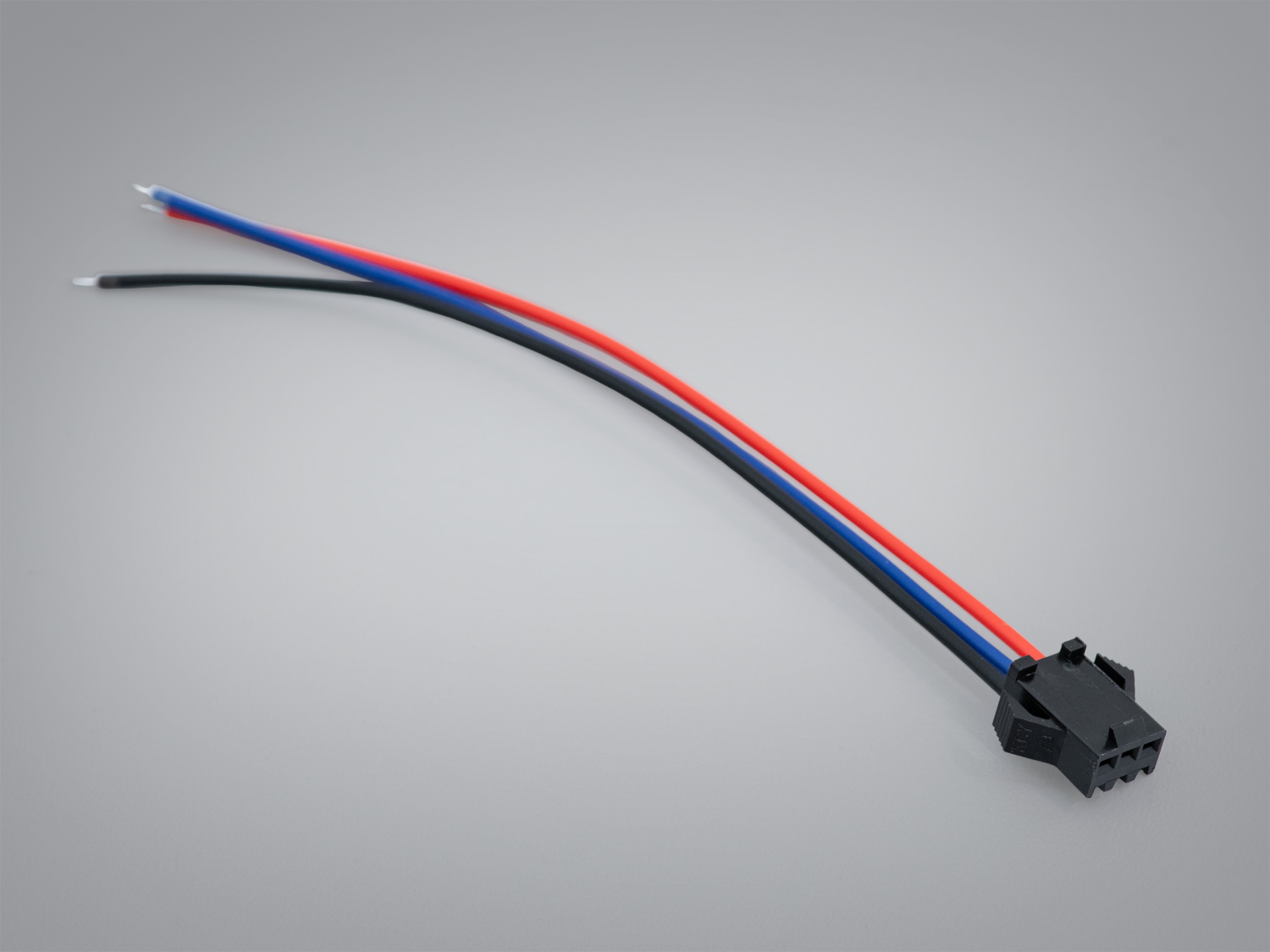 Триколірний кабель із чорним роз′ємом для електронних пристроїв, підходить для внутрішнього монтажу, забезпечує надійне з′єднання.