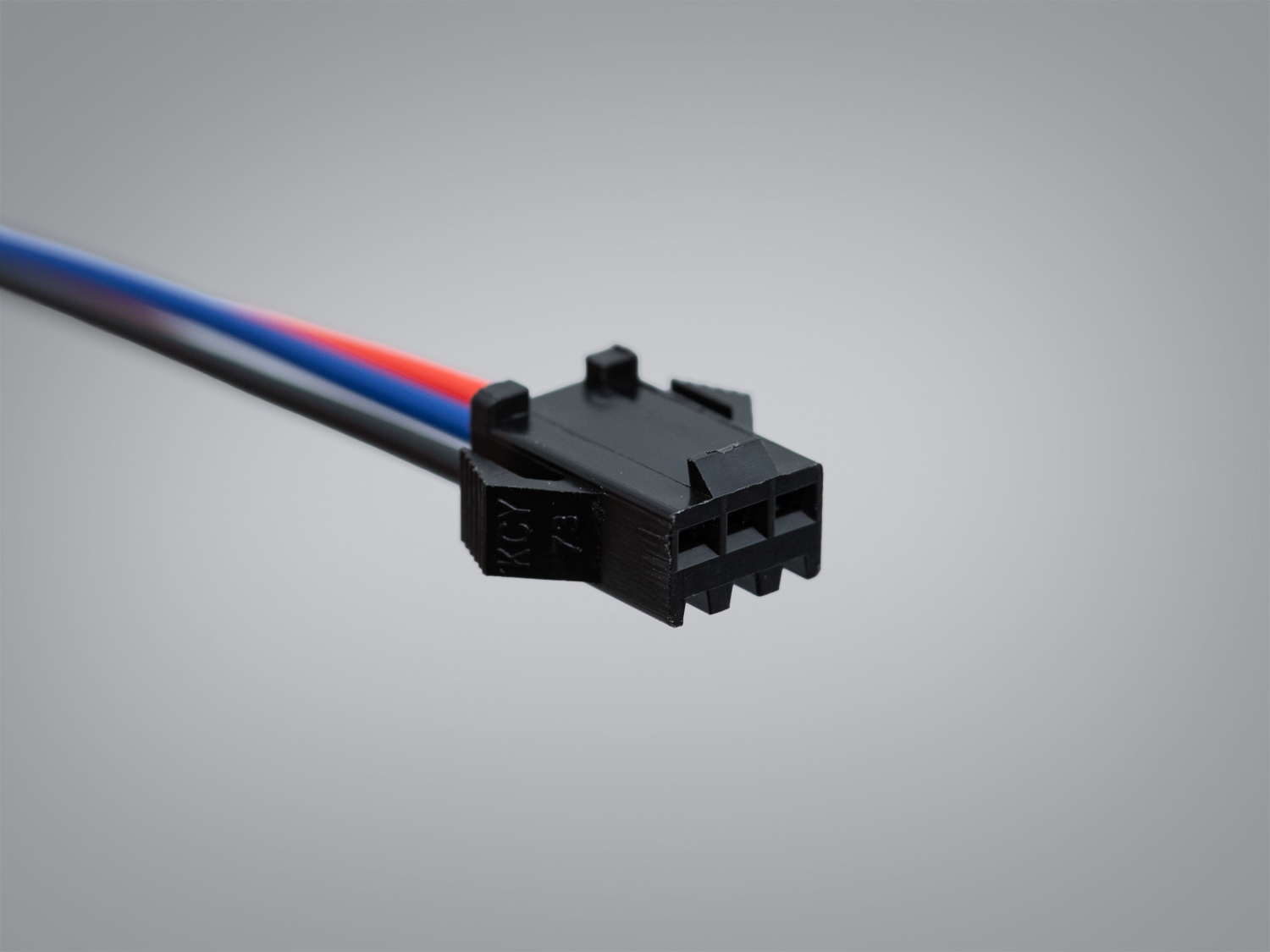 Чорний роз′єм із трьома контактами для підключення кабелів, використовується в електронних системах, має компактний дизайн.