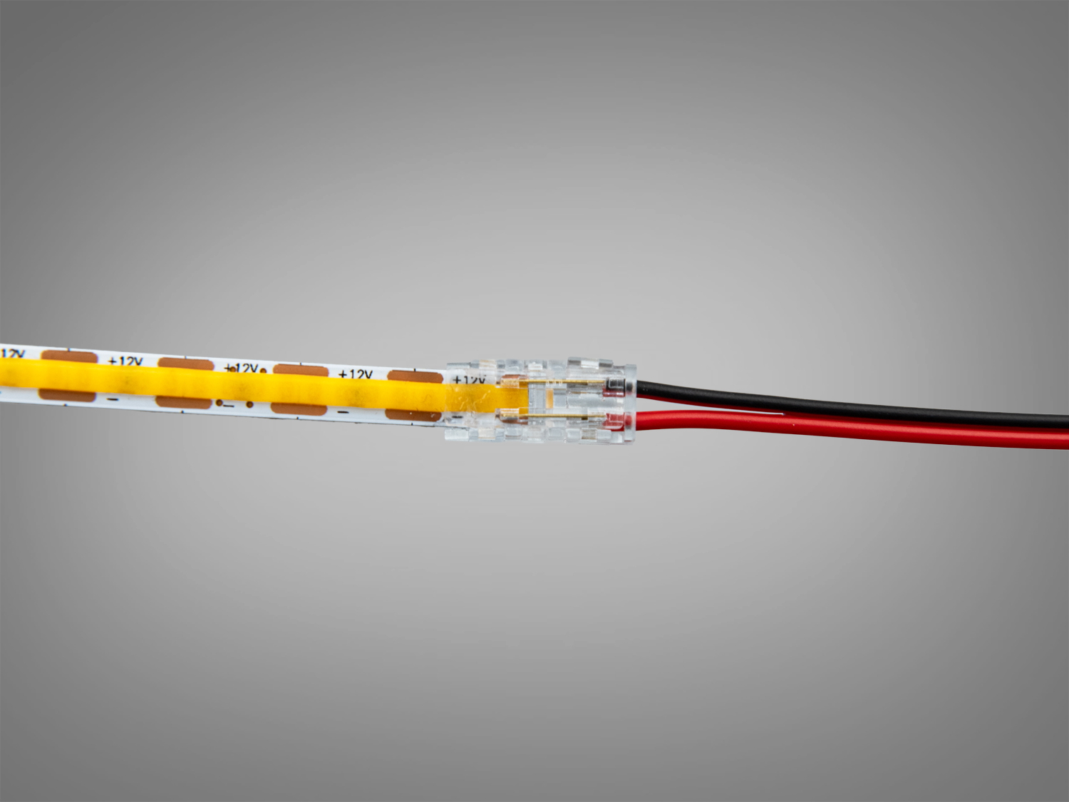 Світлодіодна стрічка з підключеним конектором, що забезпечує надійне з′єднання.