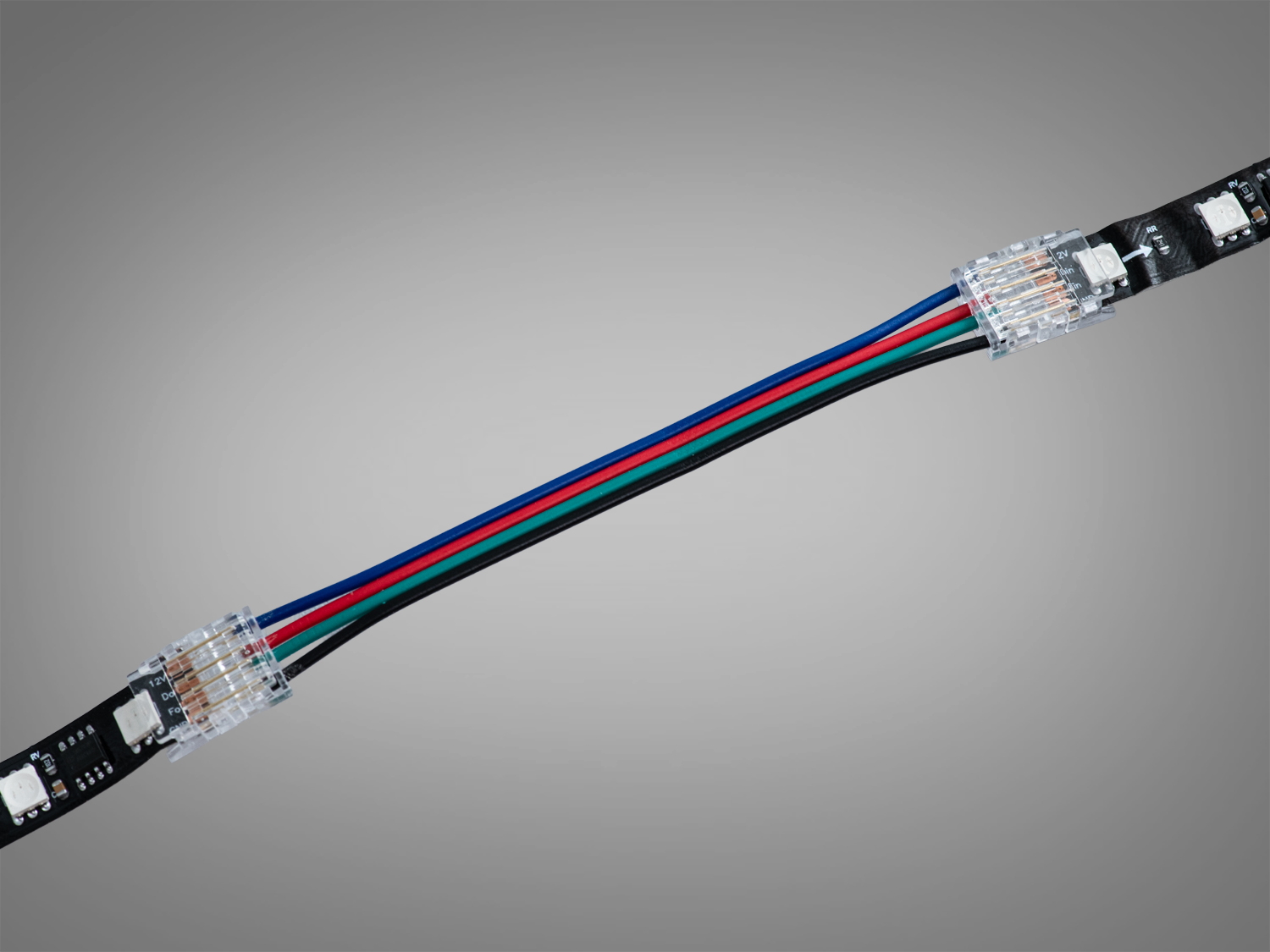 Кабель з′єднує дві світлодіодні стрічки, має чотири кольорові проводи та прозорі конектори. Призначений для внутрішнього монтажу.