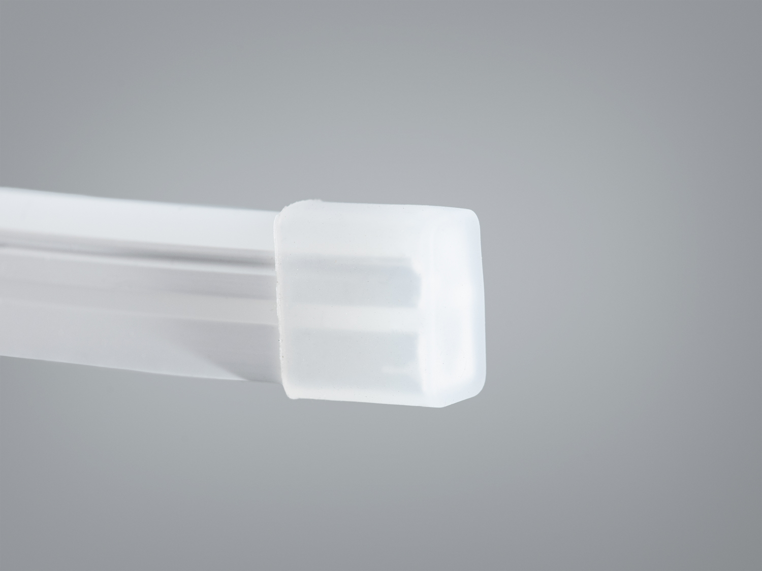 Прозорий ковпачок на пластиковій трубці, використовується для захисту кінців світлодіодних стрічок.