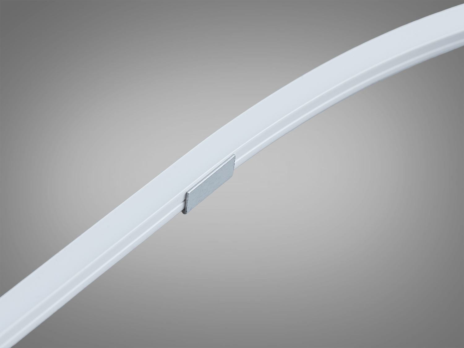 Білий профіль з вбудованим кріпленням, призначений для світлодіодного освітлення, забезпечує рівномірний розподіл світла.