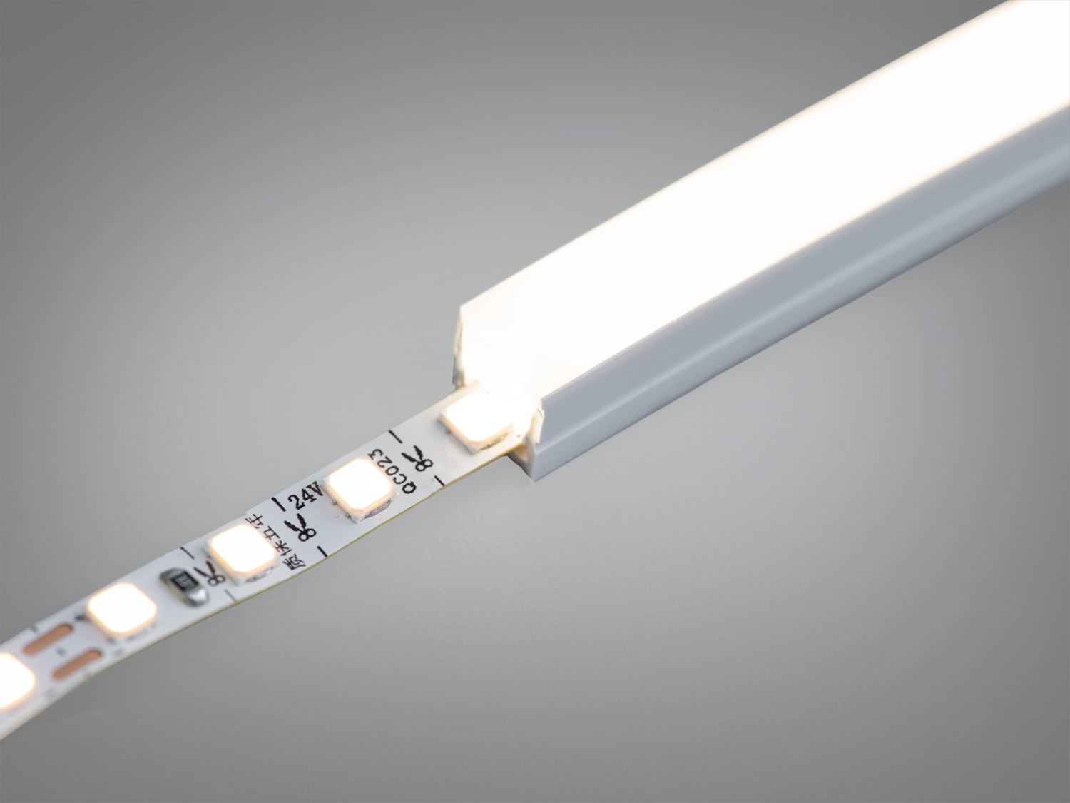 Світлодіодна стрічка з видимими діодами, що забезпечує яскраве освітлення. Підходить для монтажу в вузьких просторах.