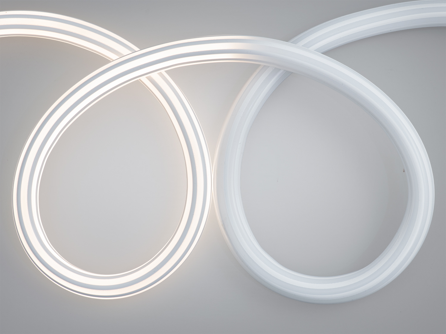 Світильник у формі переплетених кілець, що створює м′яке світло. Підходить для сучасних інтер′єрів.