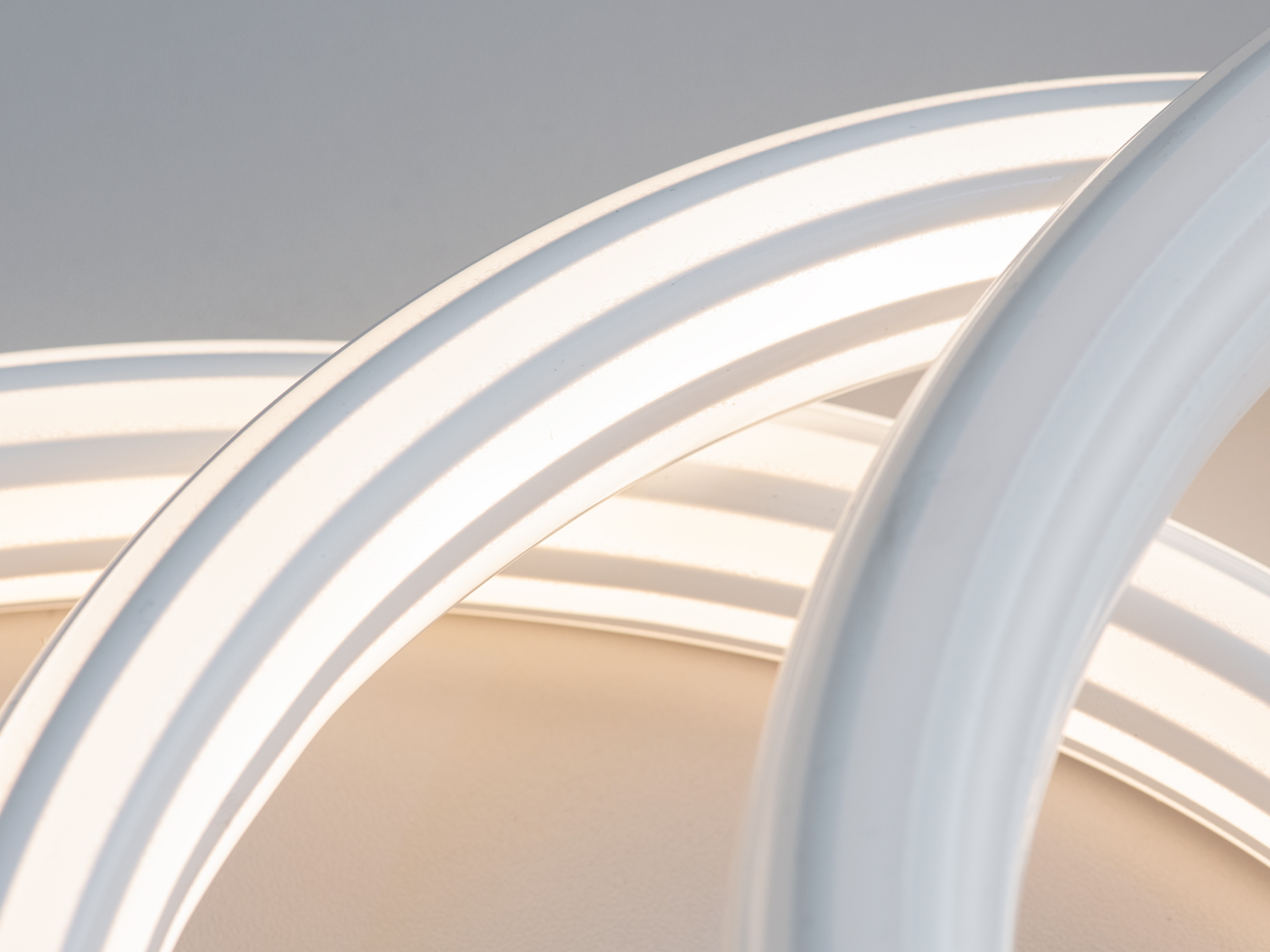 Ближній план світлодіодної стрічки з акцентом на текстурі. Ідеально для акцентного освітлення.