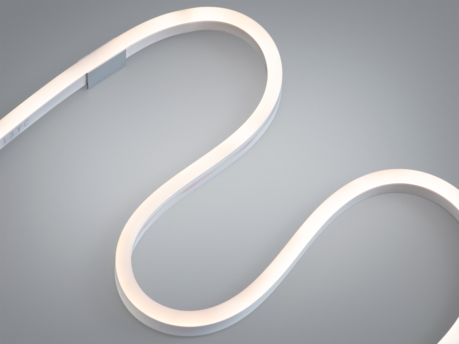 Гнучкий силіконовий профіль 0613, білий, 6×13 мм, IP67. Підходить для LED-стрічок до 8 мм, є протяжний шнур. Рекомендована щільність ≥90 LED/м для рівного світіння.