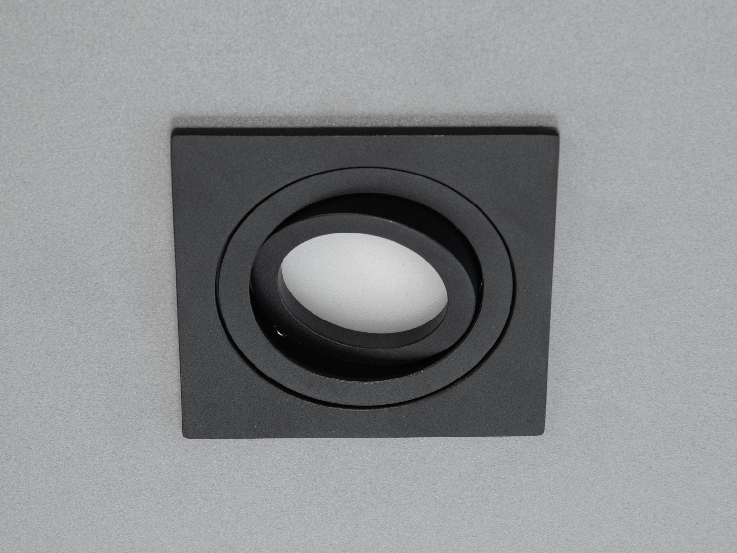 Вид під кутом – підкреслює чіткість ліній та універсальність дизайну.