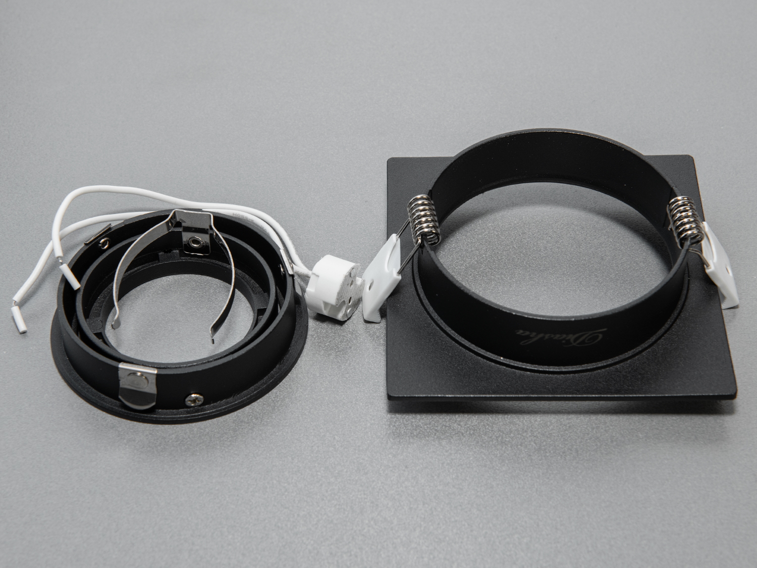 Комплект поставки – показує деталі конструкції, включаючи пружинне кріплення та патрон.