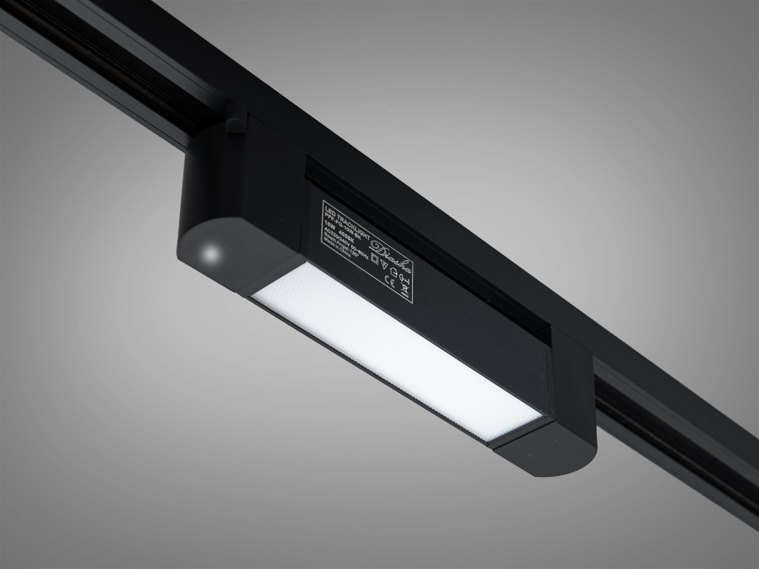 Світлодіодний трековий світильник з білими кріпленнями, прямокутний дизайн, підходить для інтеграції в сучасні інтер′єри.