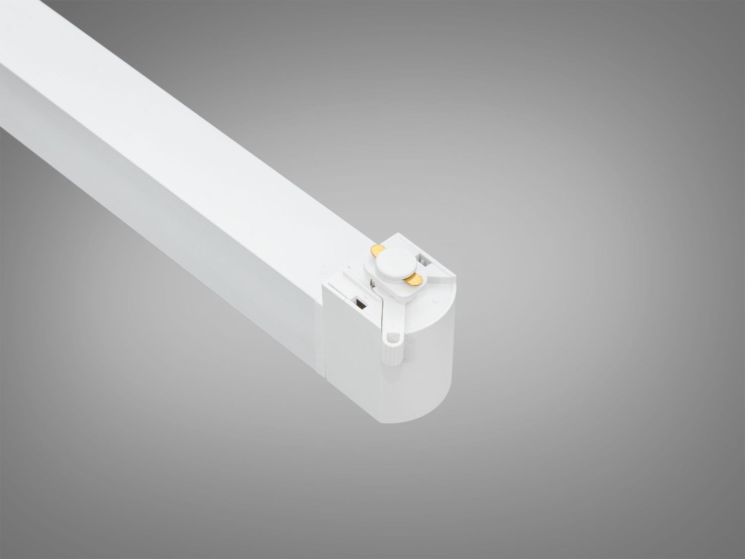 Кутовий вид на лінійний світильник з білим корпусом. Показано деталі кріплення, що забезпечують надійність монтажу.