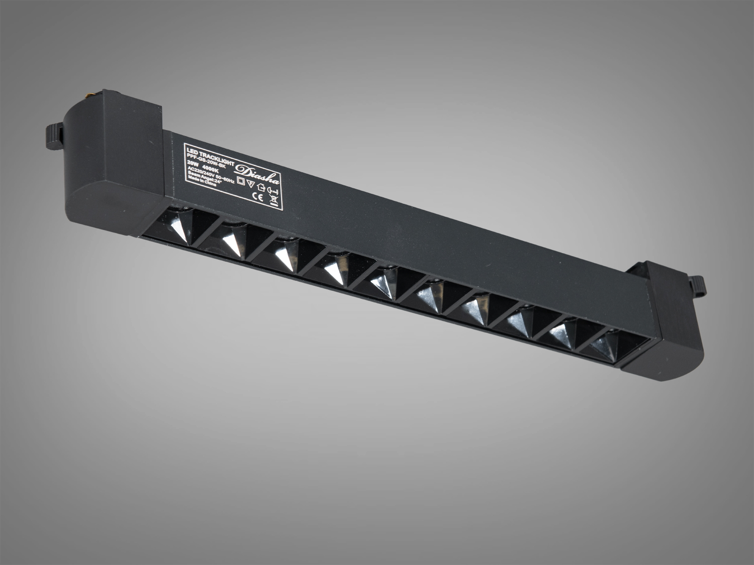 Світильник чорного кольору з геометричними відбивачами, підходить для трекового монтажу в сучасних інтер′єрах.