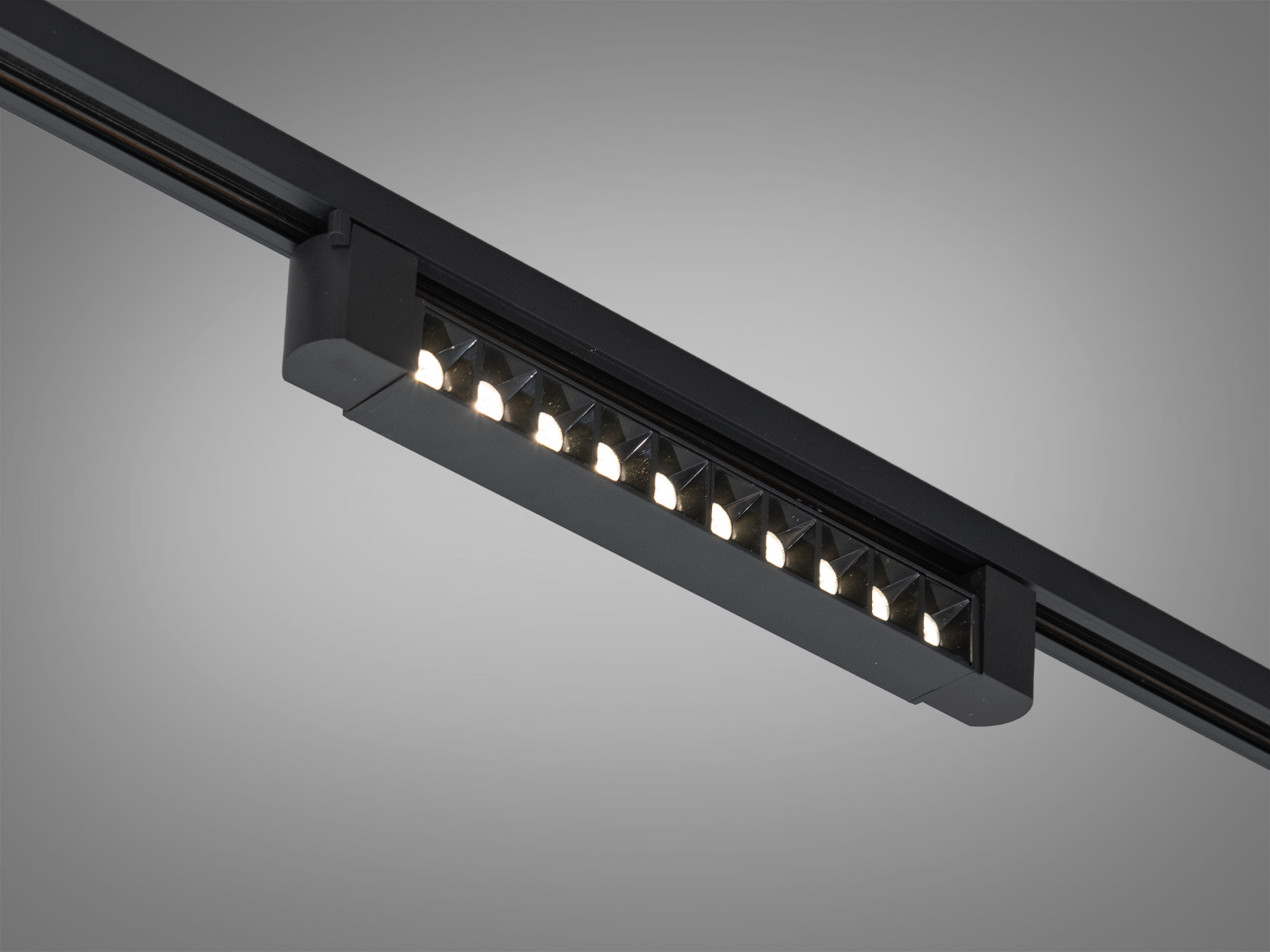 Чорний трековий світильник з вбудованими світлодіодами, забезпечує рівномірне освітлення в приміщенні.