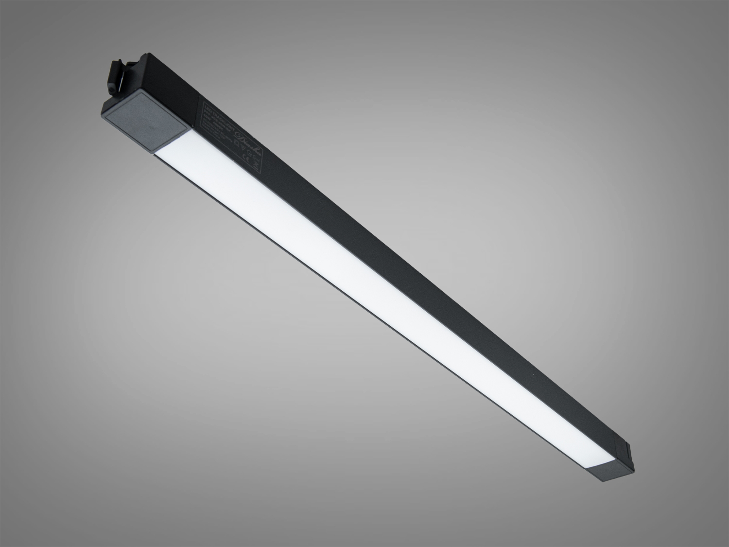 Лінійний світильник чорного кольору з матовим розсіювачем, призначений для стельового монтажу в сучасних інтер′єрах.