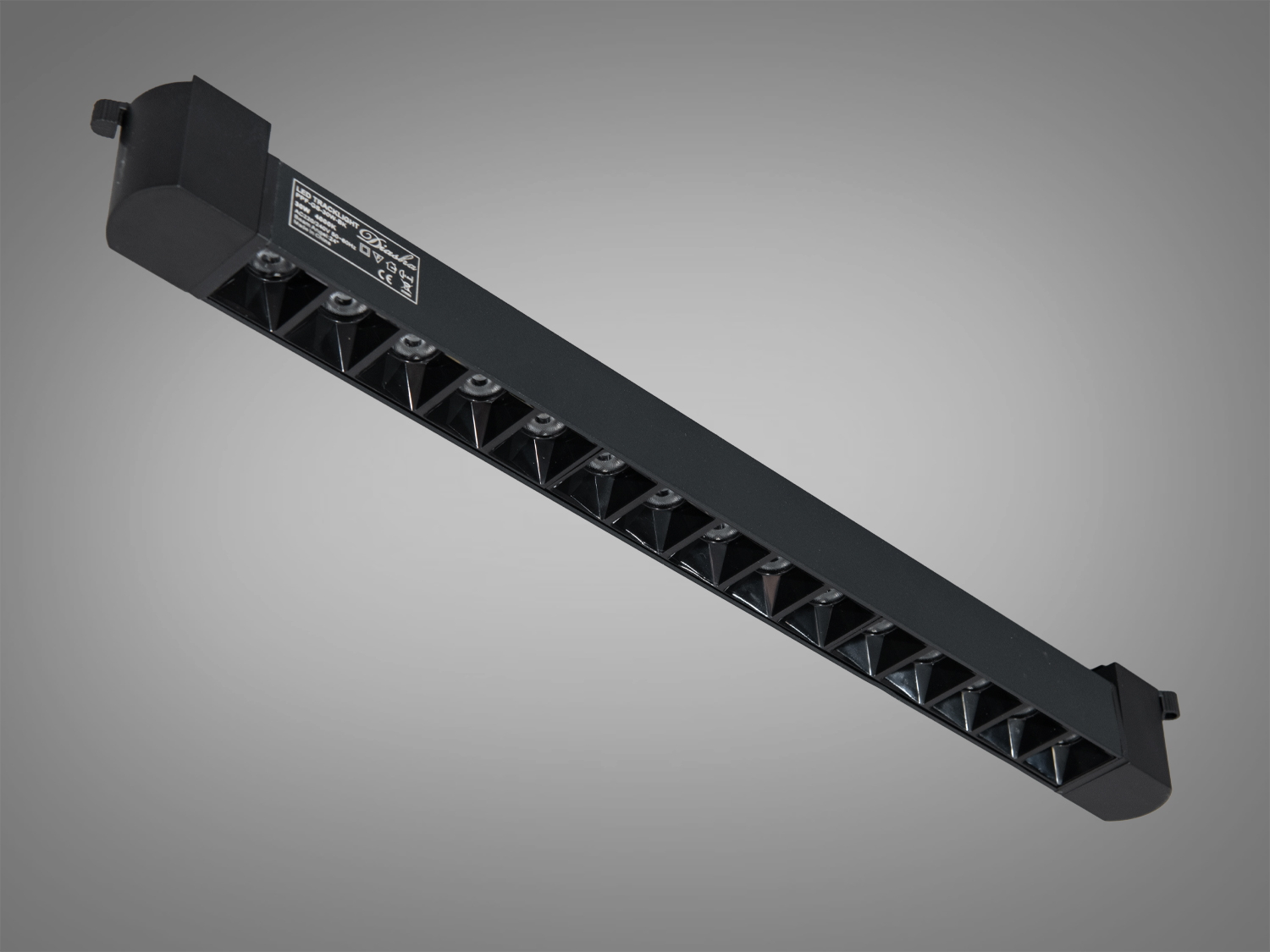 Магнітний трековий LED світильник 24Вт, 4000К, 24° у чорному металевому корпусі. Поворотний модуль і монтаж на треку 220 В для керованого акцентного світла.