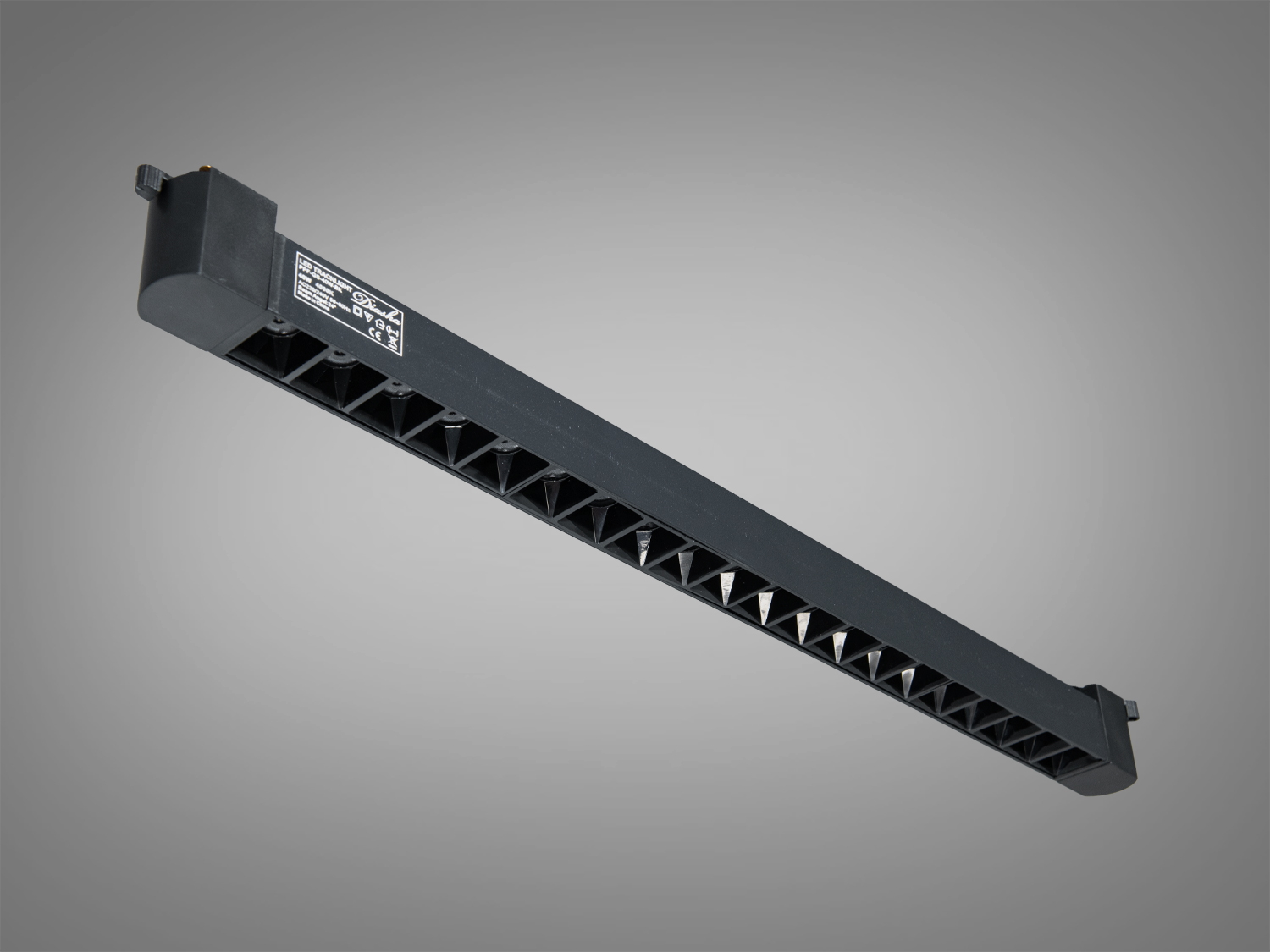 Магнітний трековий світильник LED лінійний, 24 Вт. Магнітний трековий світильник LED оснащений сучасними LED технологіями, які забезпечують низьке енергоспоживання при збереженні високої яскравості. 