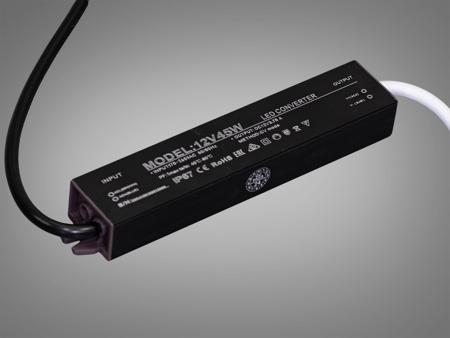 Ультратонкий блок живлення 12В, 45Вт, 3.75А, герметичний. Це надійне рішення для живлення світлодіодної стрічки та світильників, яке поєднує компактність, високу потужність і стійкість до зовнішніх впливів. 