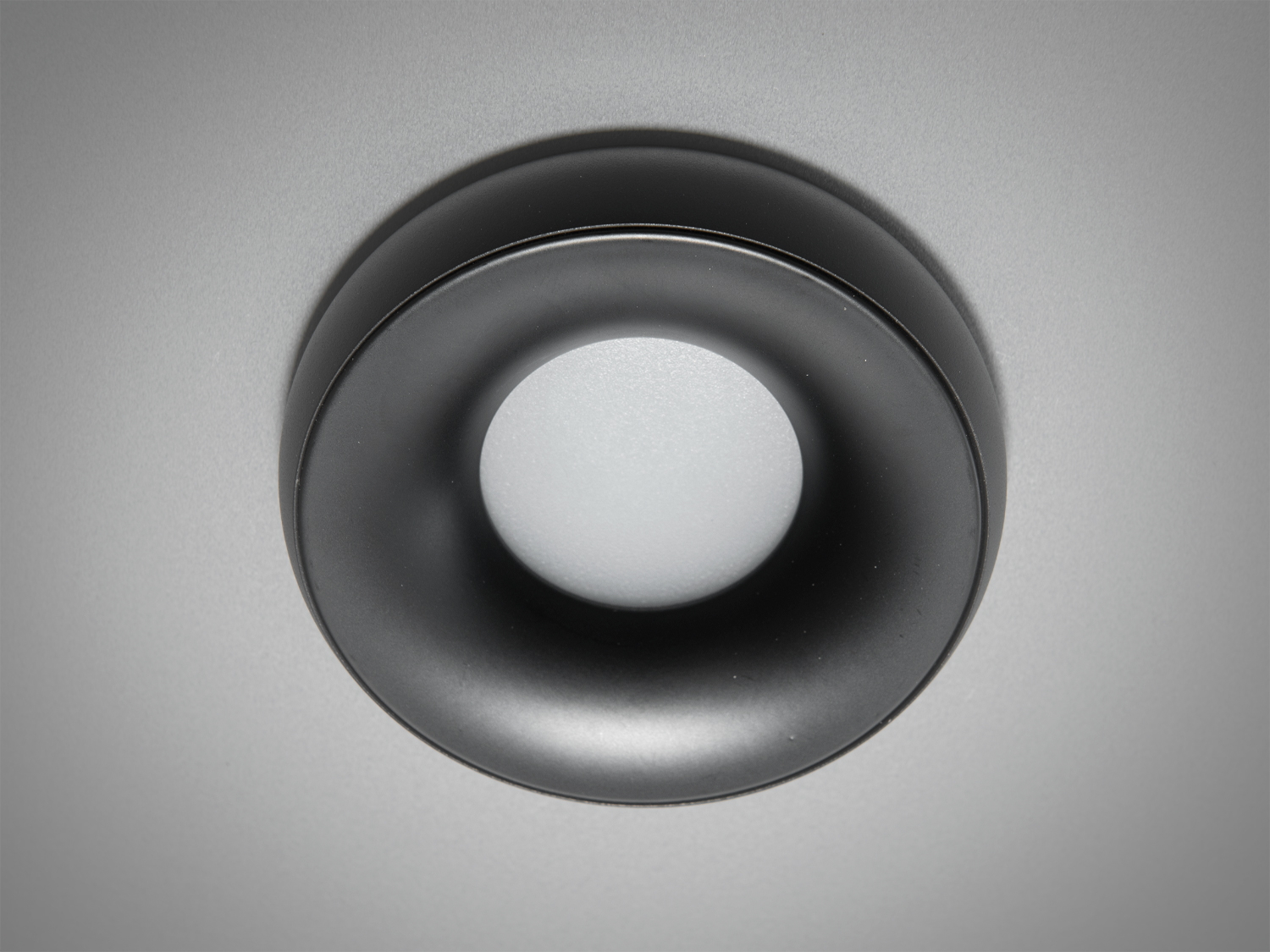 Круглий чорний точковий врізний світильник із алюмінію. Завдяки високій якості та стильному дизайну, світильники Діаша здатні задовольнити потреби найвимогливіших клієнтів.
