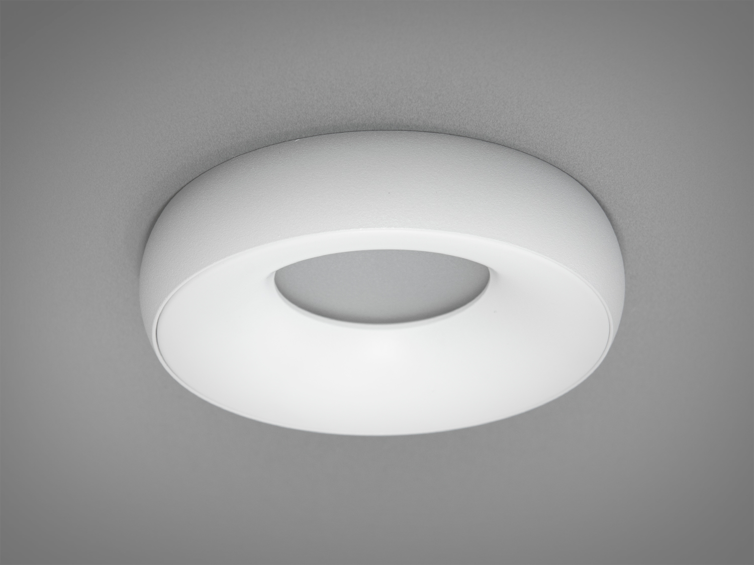 Круглий білий точковий врізний світильник із алюмінію. Доступність точкових світильників сприяє широкому їх застосуванню, для освітлювання приватних та комерційних просторів.