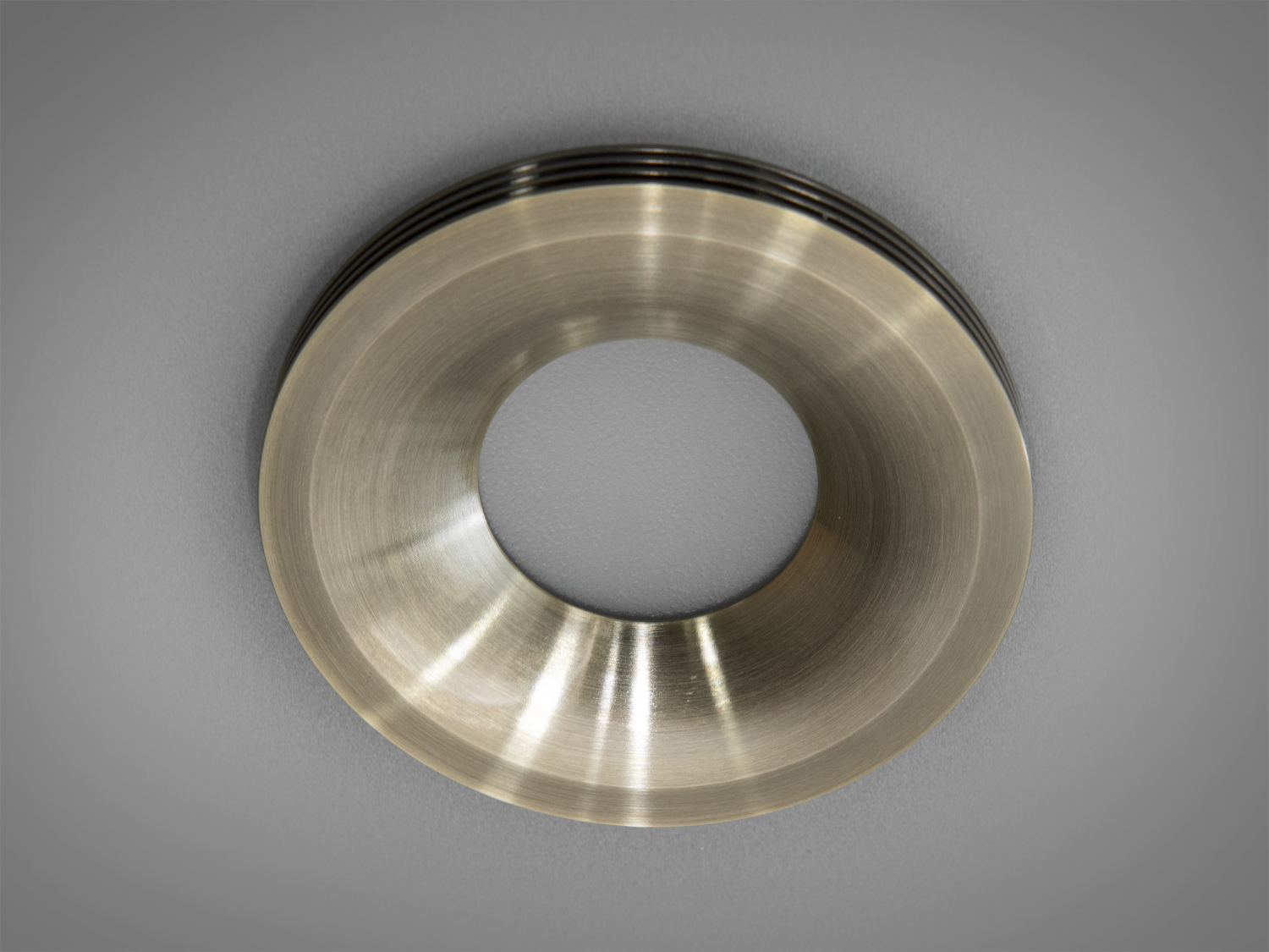 Гармонійний точковий круглий світильник із алюмінію, бронзового кольору. Світильники точкові врізні від українського виробника є зразком доступності та якості.