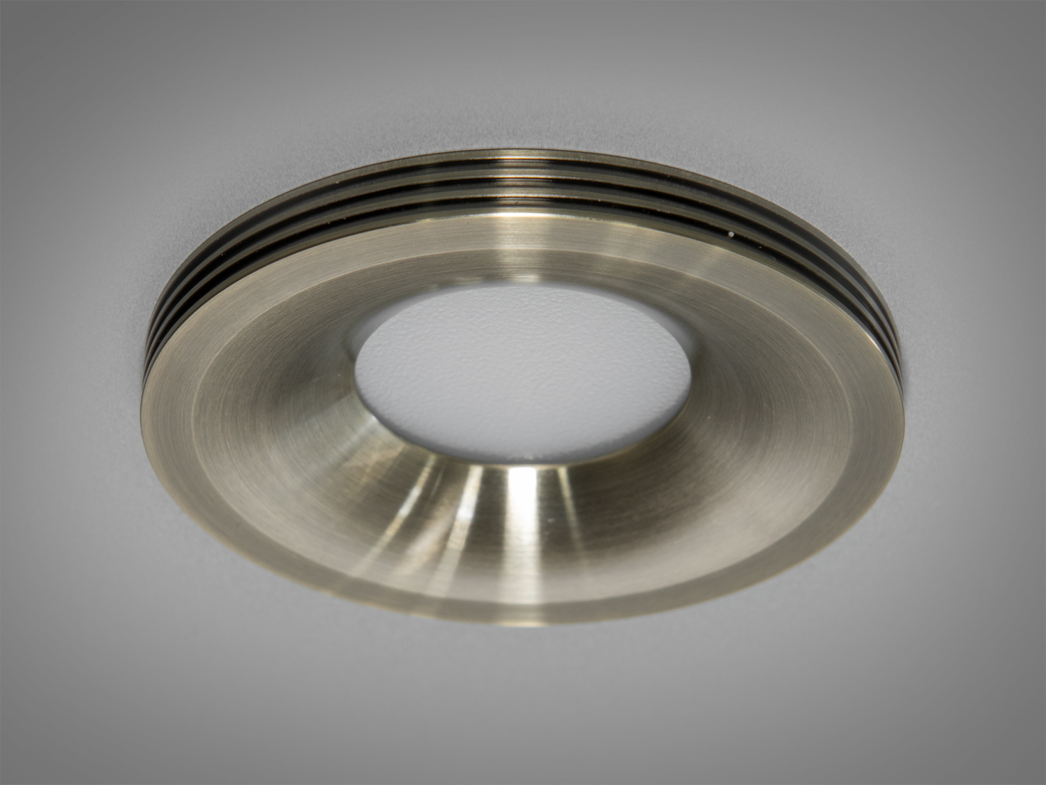 Гармонійний точковий круглий світильник із алюмінію, бронзового кольору. Світильники точкові врізні від українського виробника є зразком доступності та якості.