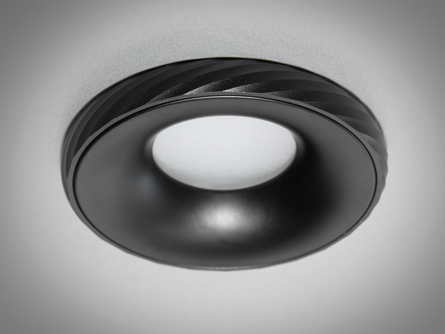 Оригінальний точковий світильник з алюмінію. Точкові світильники для ідеального освітлення у вашому домі або офісі, завдяки високій якості продукції та доступним цінам.
