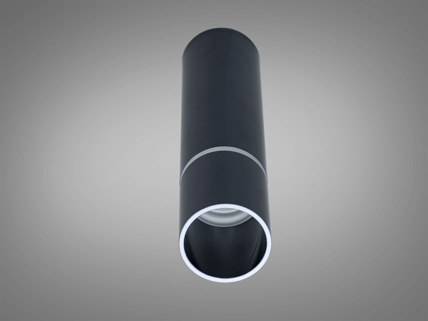 Металевий чорний світильник циліндричної форми, призначений для стельового монтажу, забезпечує спрямоване освітлення.