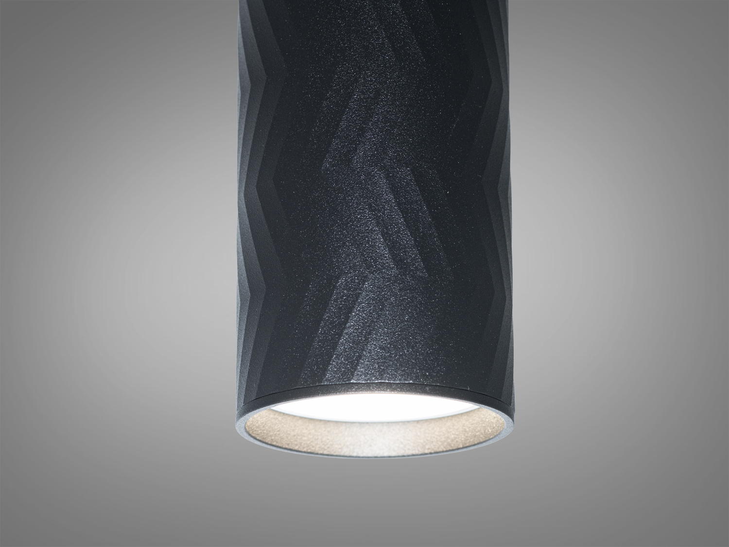 Світильник циліндричний з гладкою внутрішньою поверхнею, забезпечує спрямоване освітлення для робочих зон.