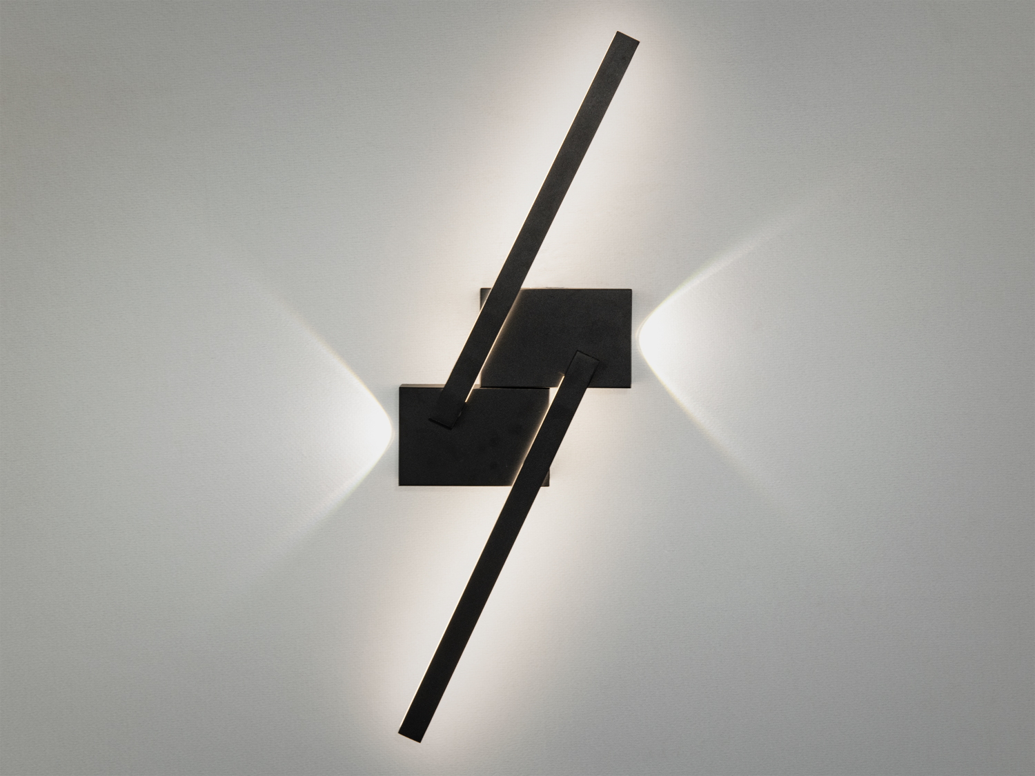 Настінний світильник з геометричним дизайном, чорний металевий корпус, спрямоване світло для акцентного освітлення в сучасному інтер’єрі.