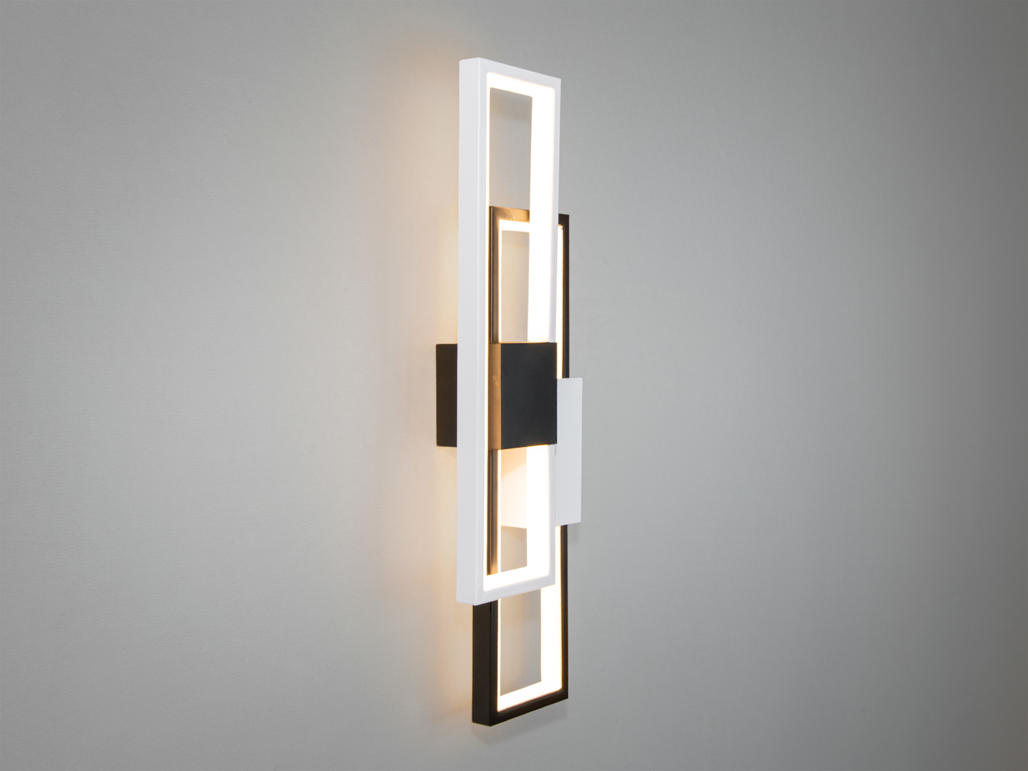 Світлодіодна люстра має кілька режимів: холодний 6000К, нейтральний 4100К, теплий 3200К. 