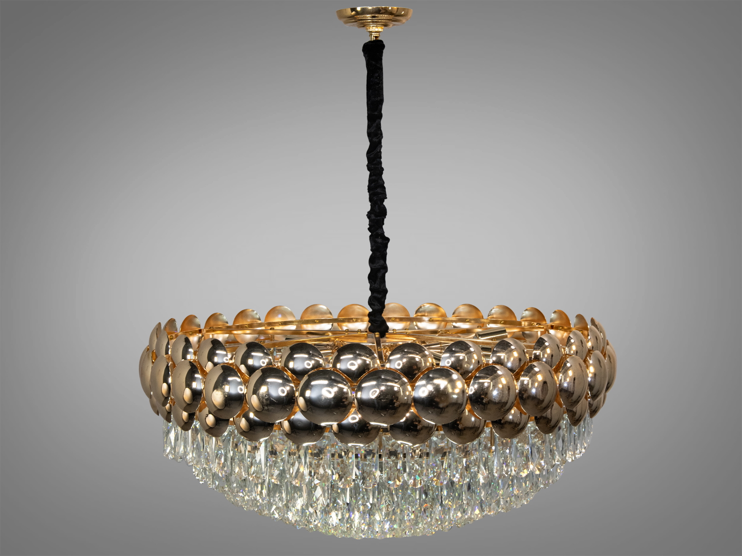 Золота версія люстри: насичений теплий відтінок металу підкреслює статус та витонченість композиції.