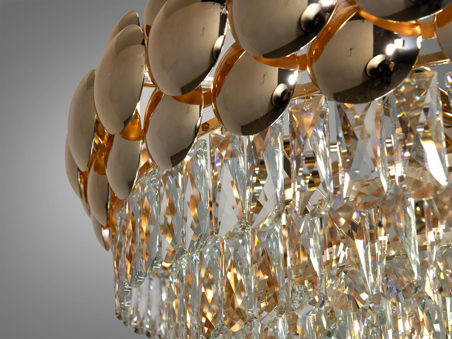 Великий план: демонструє детальне опрацювання — переливи кришталевих крапель та металеві дзеркальні елементи виглядають як коштовності.