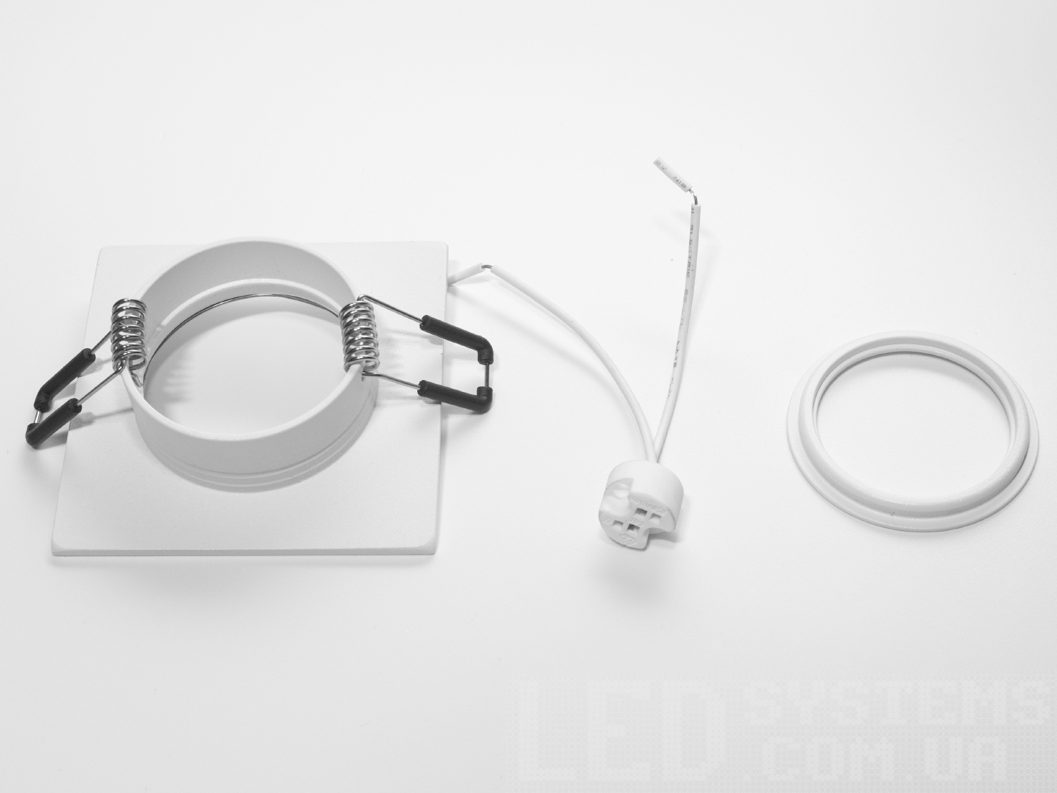 Комплект деталей для встановлення вбудованого світильника: кріплення, дроти та кільце. Підходить для прихованого монтажу.