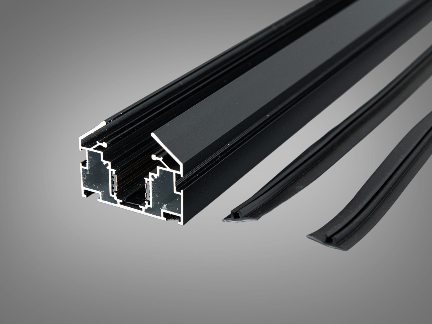 Алюмінієвий профіль чорного кольору з прямокутним перерізом, призначений для монтажу вбудованих освітлювальних систем у сучасних інтер′єрах.