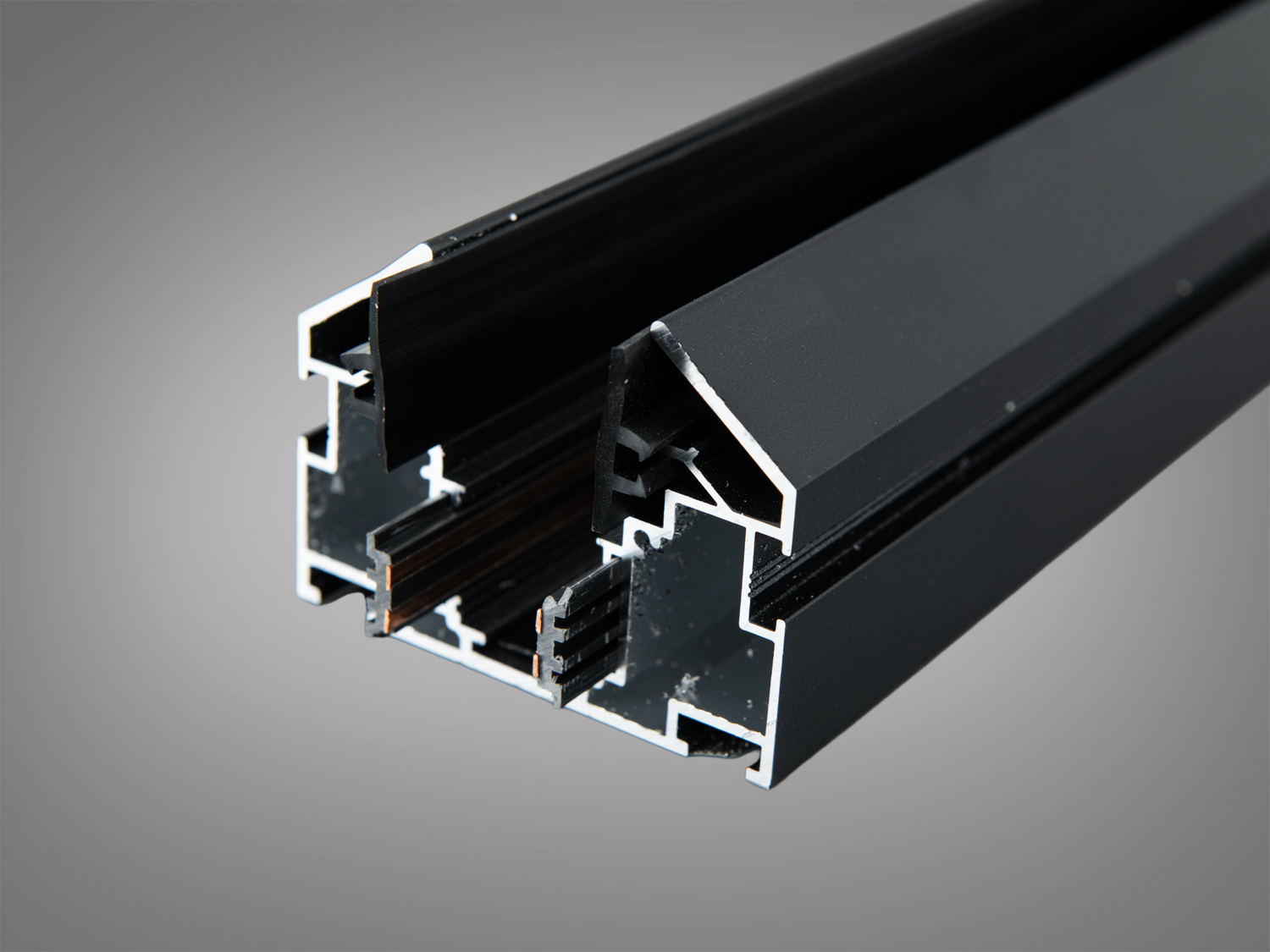 Чорний алюмінієвий профіль для трекових світильників, з прямокутним перетином, ідеальний для прихованого освітлення в сучасних інтер′єрах.