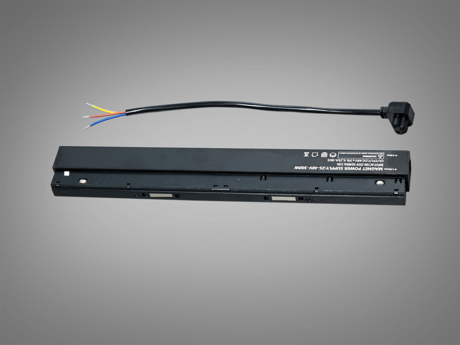 Блок живлення з магнітним кріпленням, чорний корпус, підходить для живлення світлодіодних систем, забезпечує стабільний вихід.