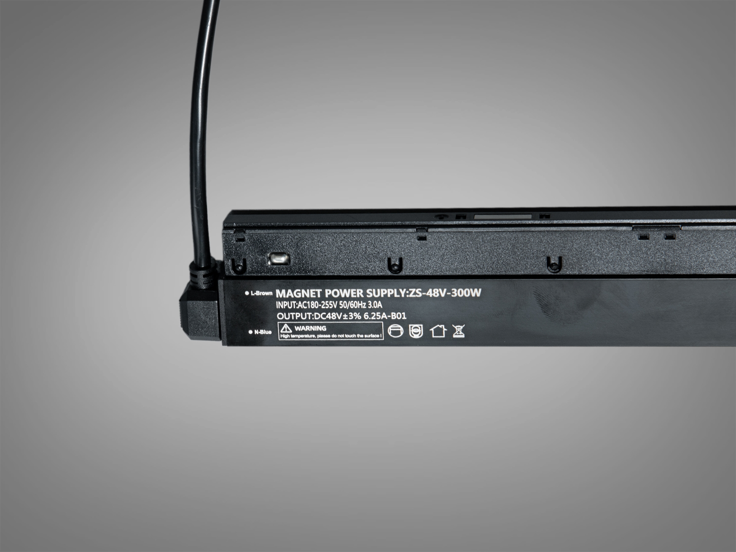 Деталь блоку живлення з технічними характеристиками, включає вхідні та вихідні параметри, підходить для професійного використання.