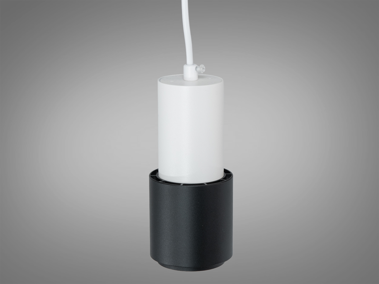 Чорний підвісний світильник з металу, має вигнуту форму та золотисту смугу. Підходить для акцентного освітлення.