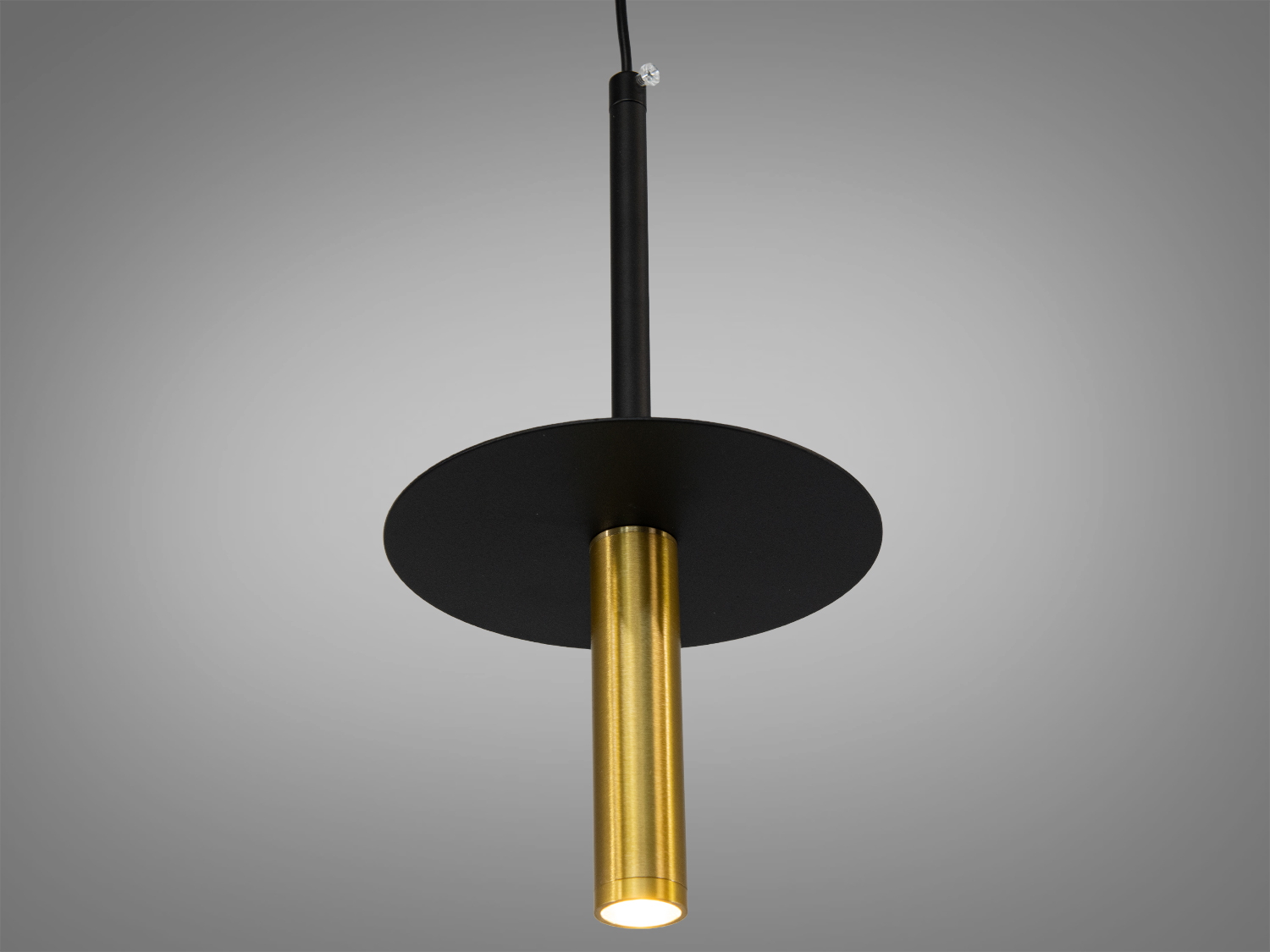 Металевий підвісний світильник з широким круглим диском, чорний, створює спрямоване освітлення. Ідеальний для кухні або їдальні.