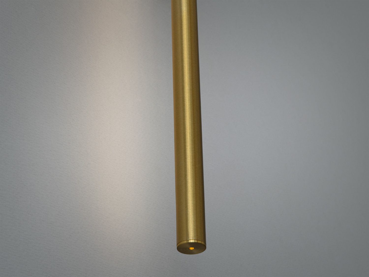 Нижня частина латунного світильника, циліндрична форма. Випромінює м’яке світло.