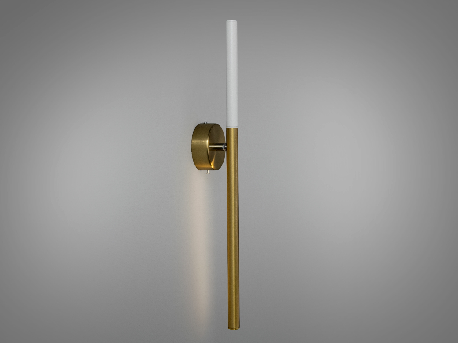 Настінний світильник з вертикальною трубчастою формою, комбінує білий і золотий кольори, ідеально підходить для сучасних інтер’єрів.