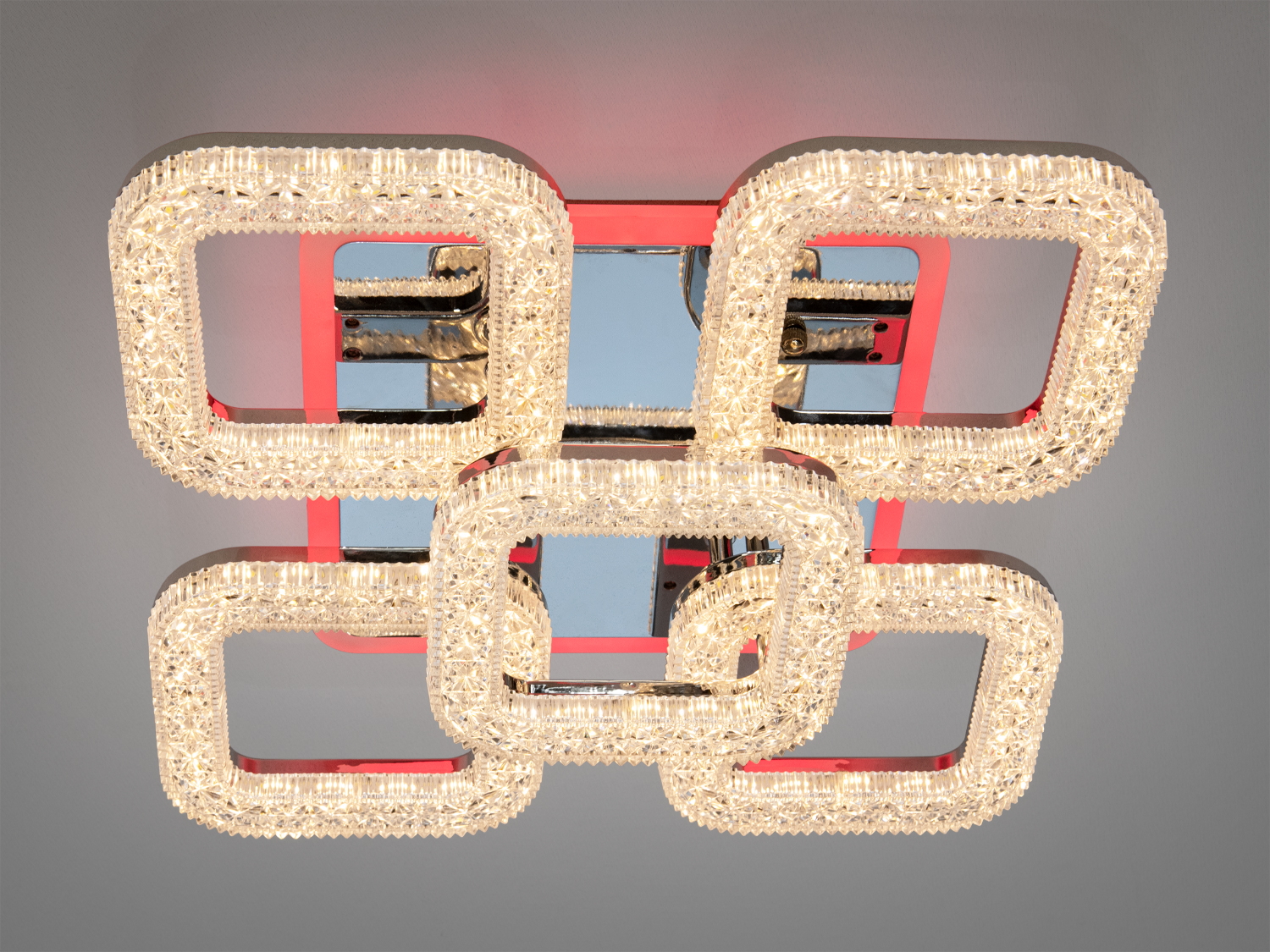 Люстра з п’ятьма квадратними рамками, що підсвічуються. Вона підходить для монтажу на стелі в сучасних інтер’єрах, таких як офіс або вітальня.