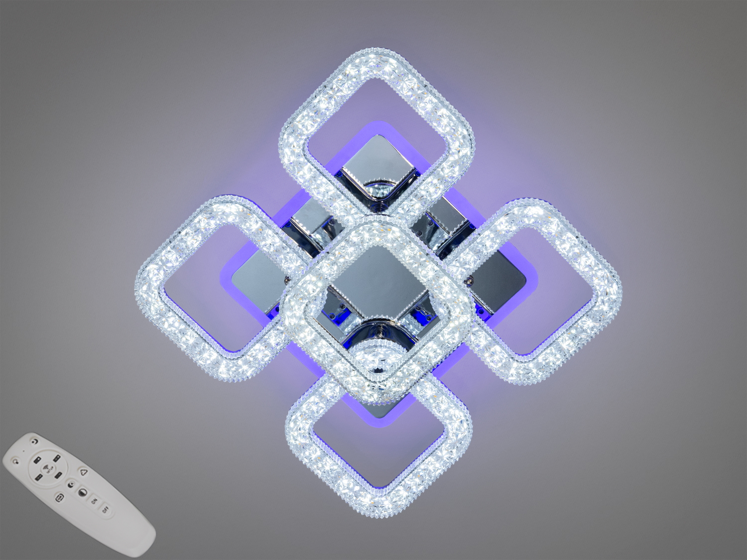 Світильник з дистанційним керуванням, що має квадратну форму. Він ідеальний для регулювання освітлення в просторих приміщеннях.