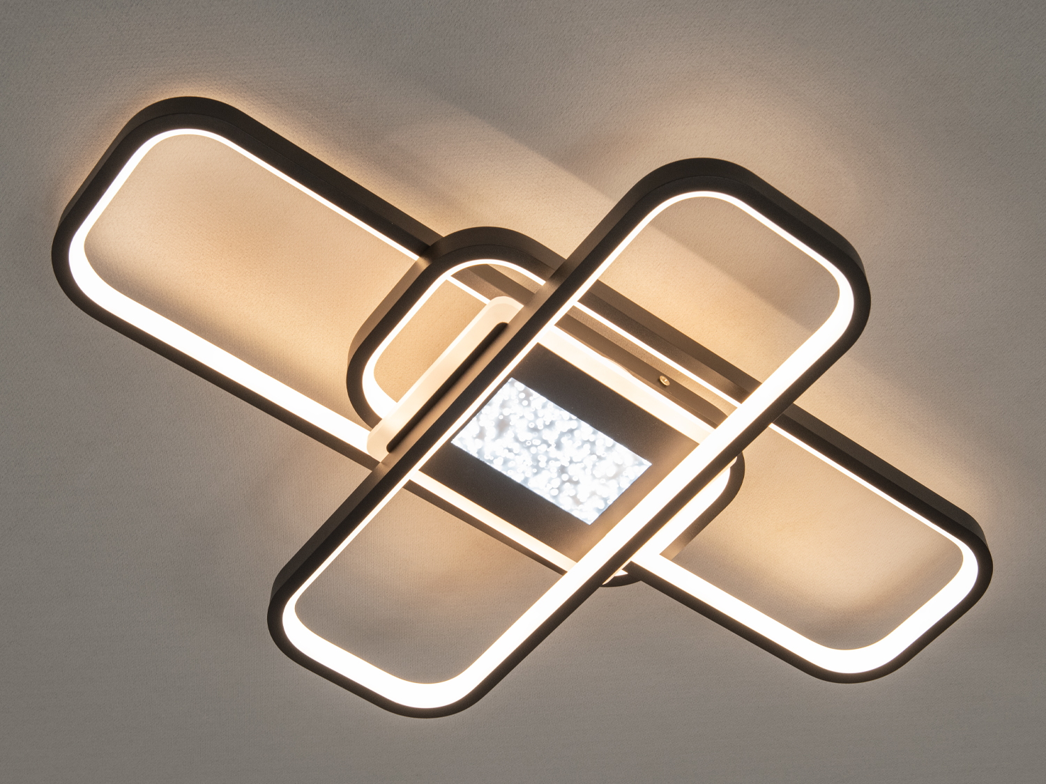 Тепле освітлення створює затишну атмосферу, що ідеально підходить для житлових приміщень.