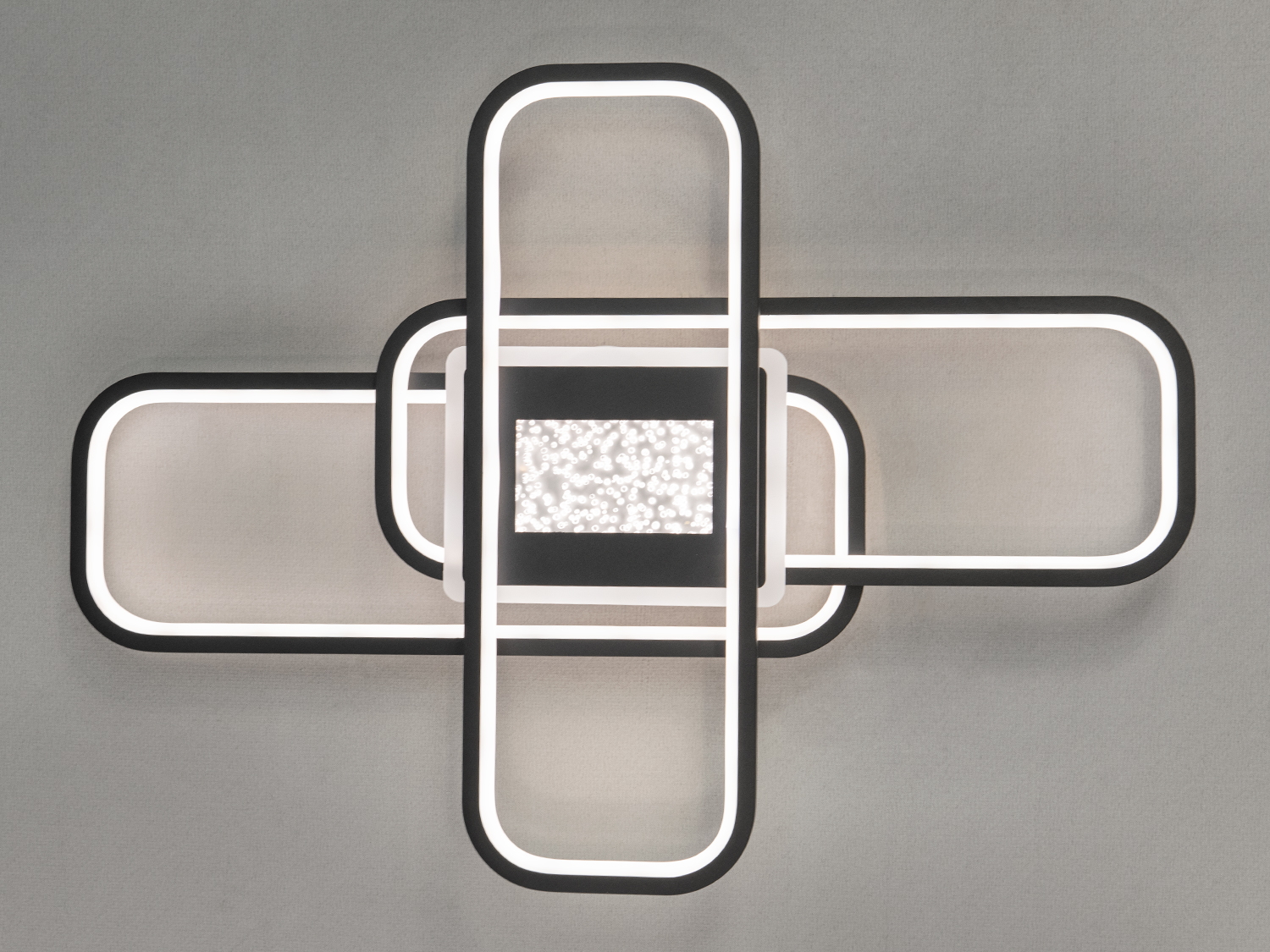 Нейтральне біле освітлення робить акцент на формі люстри, надаючи їй елегантності та універсальності для різних інтерєрів.