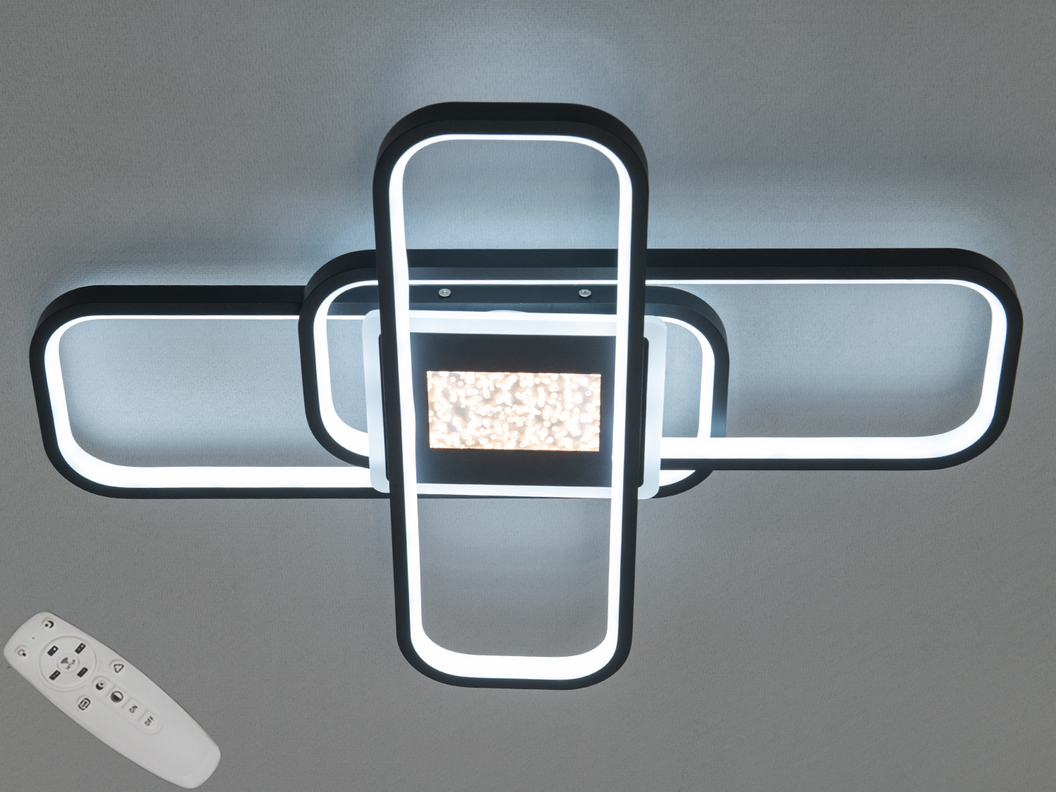 Люстра в холодному освітленні, що підкреслює футуристичний дизайн та суворі геометричні лінії, ідеально підходить для хай-тек інтерєрів.