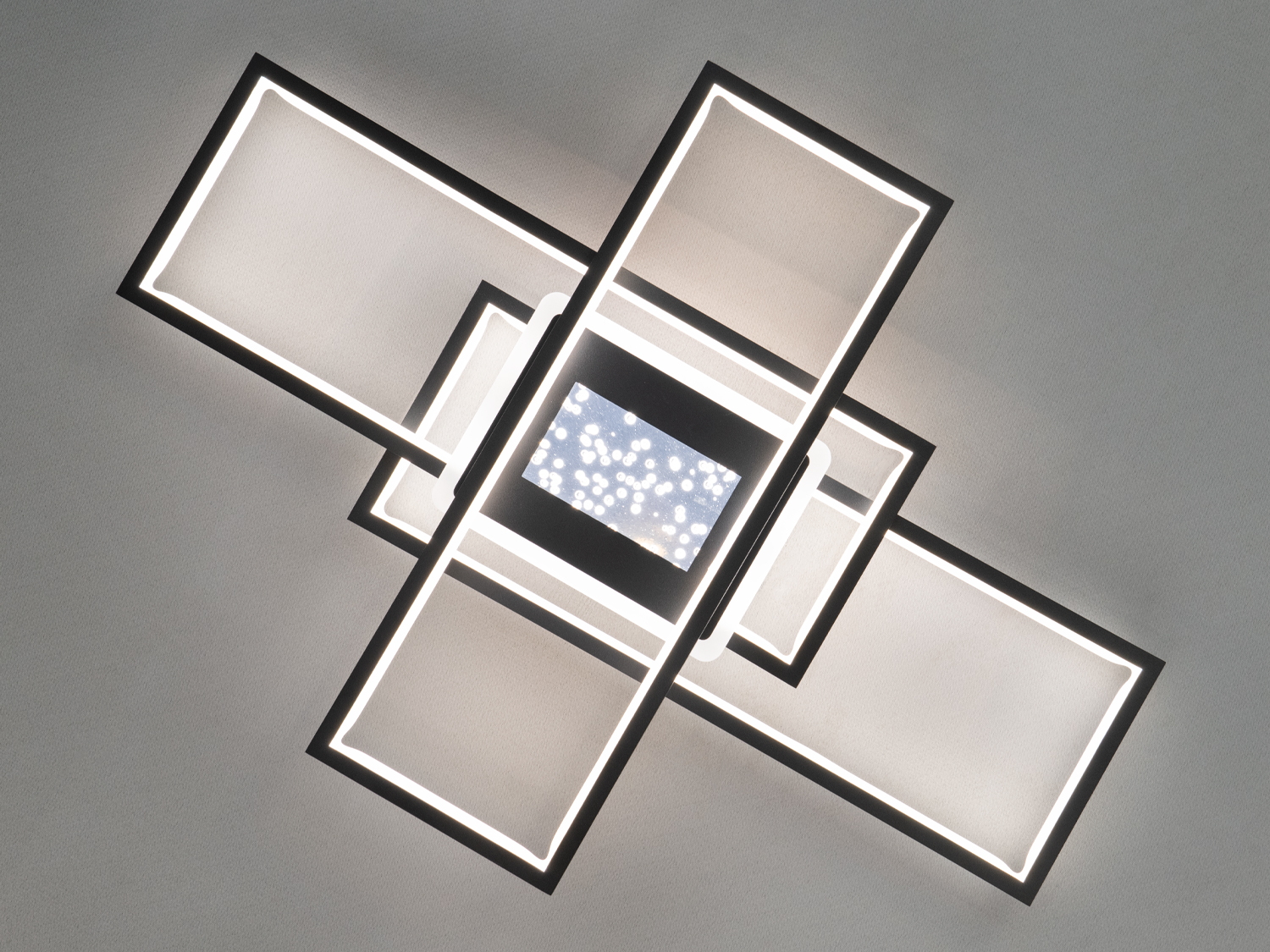 Нейтральне освітлення демонструє баланс форми та світла універсально для будь-якого інтерєру.