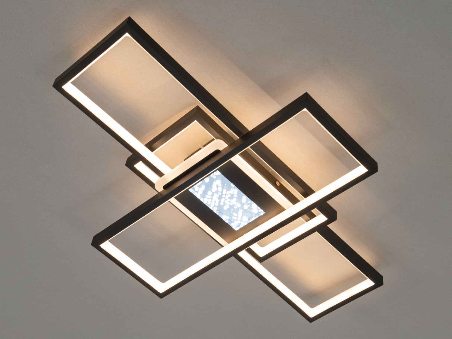 Тепле світло створює затишну атмосферу, роблячи простір комфортним та стильним.