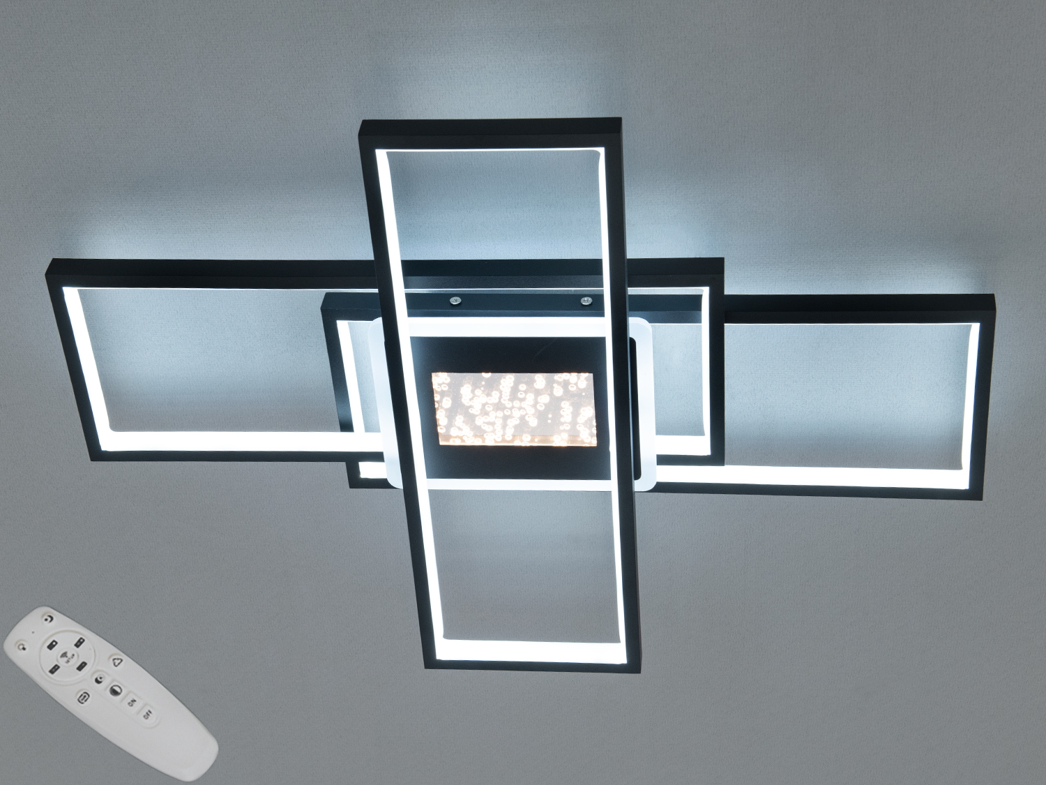 Люстра з холодним освітленням, що підкреслює строгі геометричні лінії, ідеально підходить для хай-тек інтерєрів.